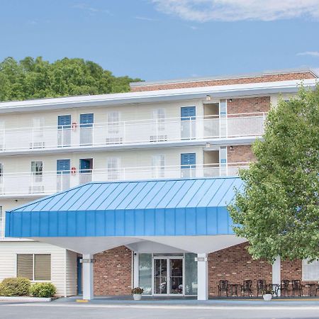 Howard Johnson By Wyndham Staunton Bagian luar foto