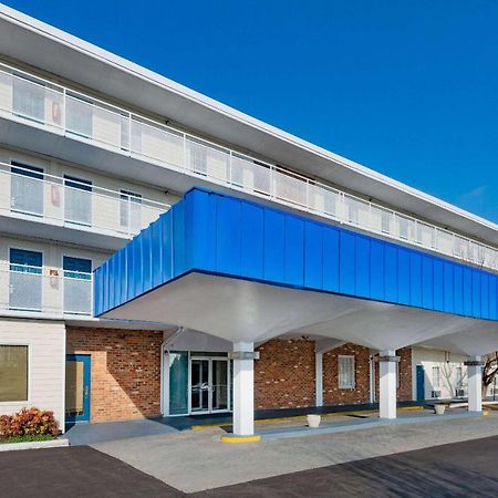 Howard Johnson By Wyndham Staunton Bagian luar foto