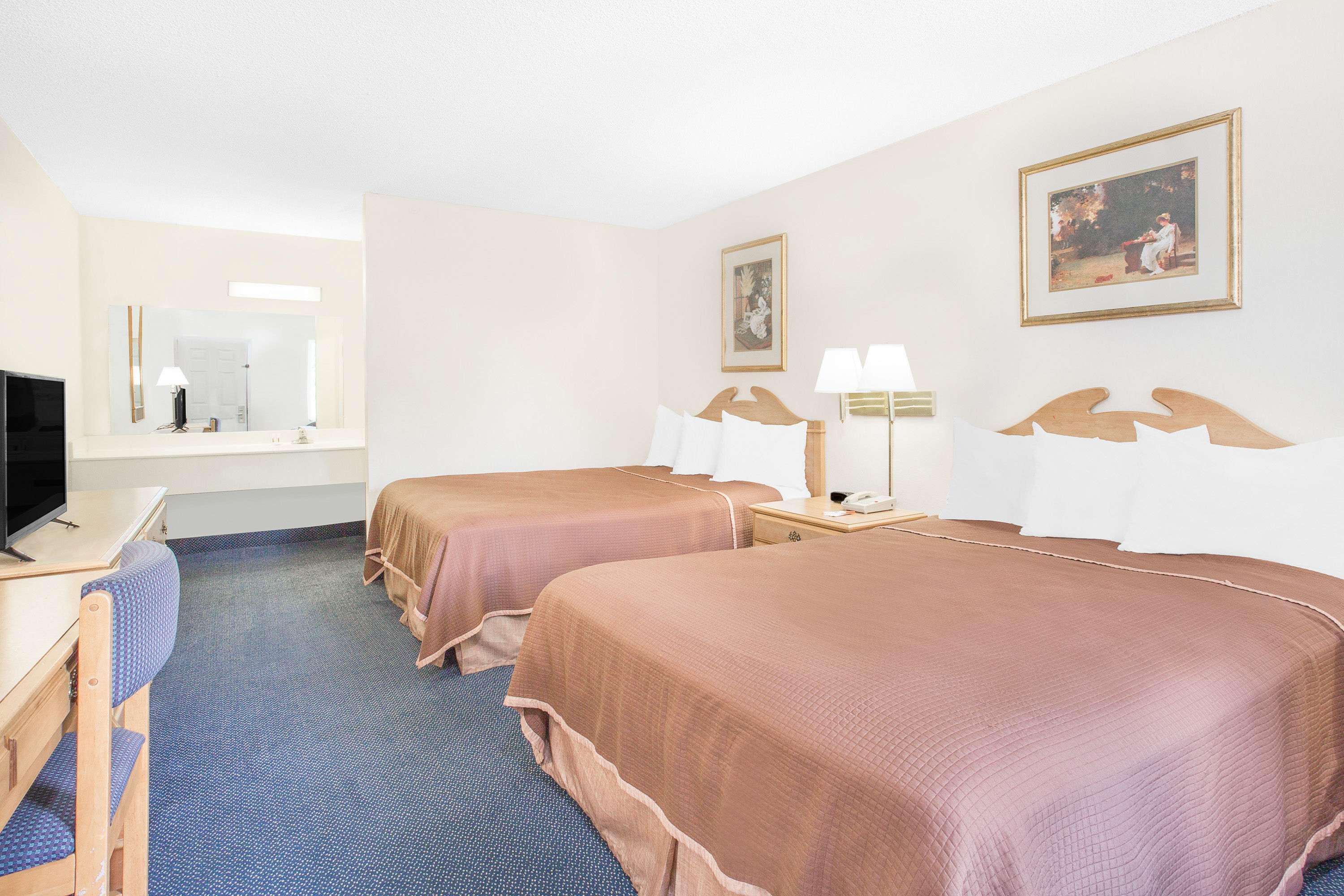Howard Johnson By Wyndham Staunton Bagian luar foto