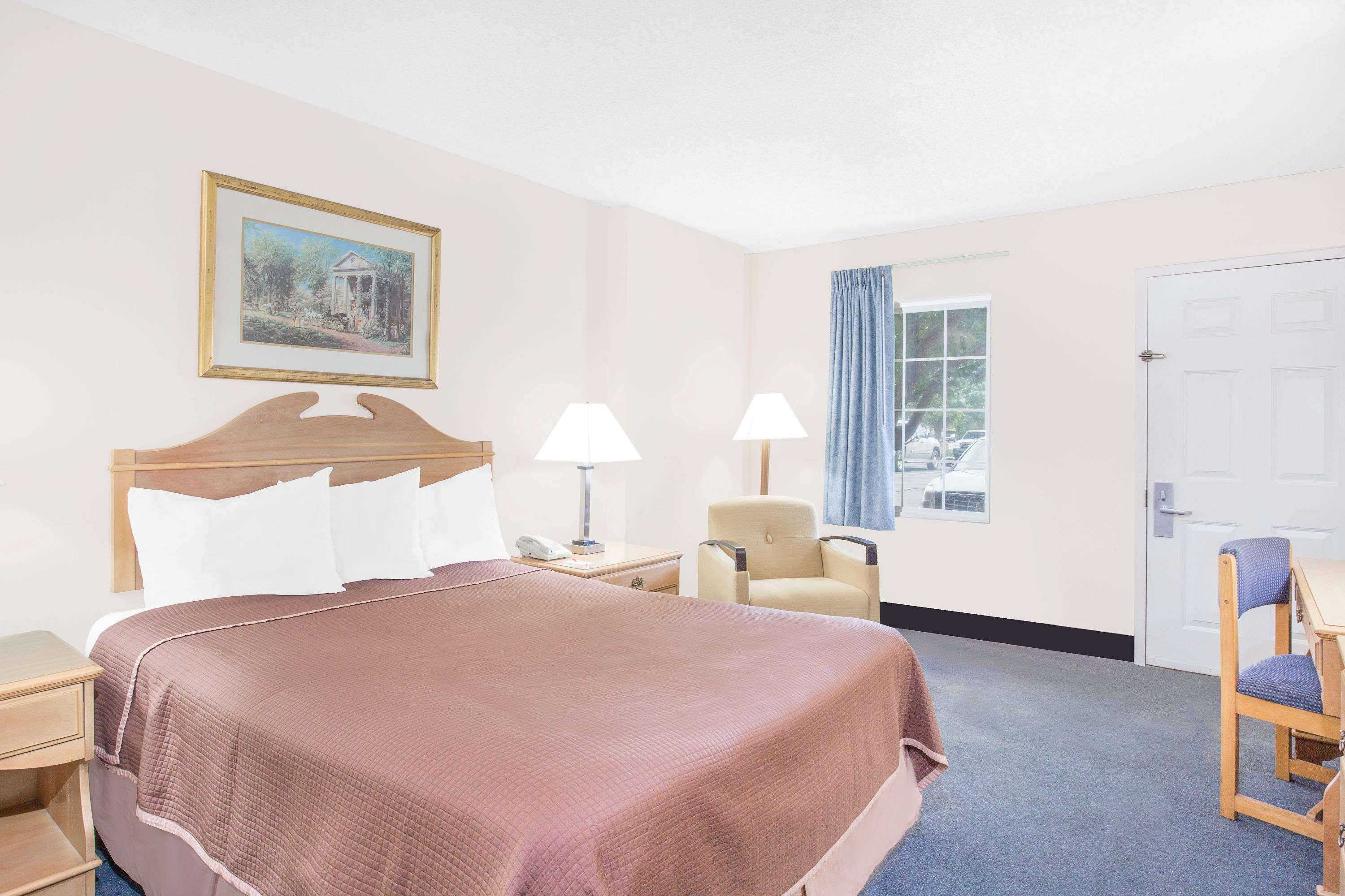 Howard Johnson By Wyndham Staunton Bagian luar foto