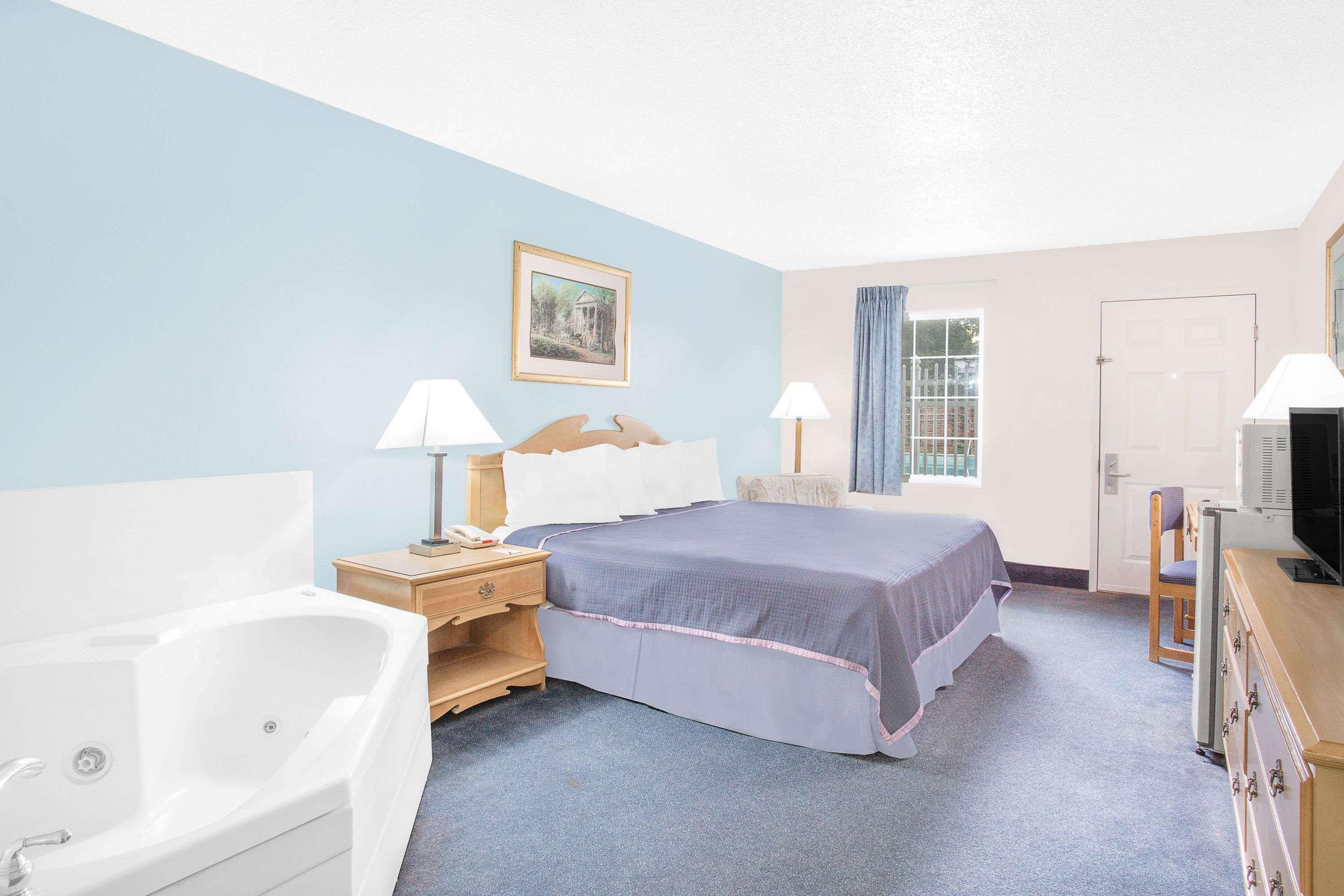 Howard Johnson By Wyndham Staunton Bagian luar foto