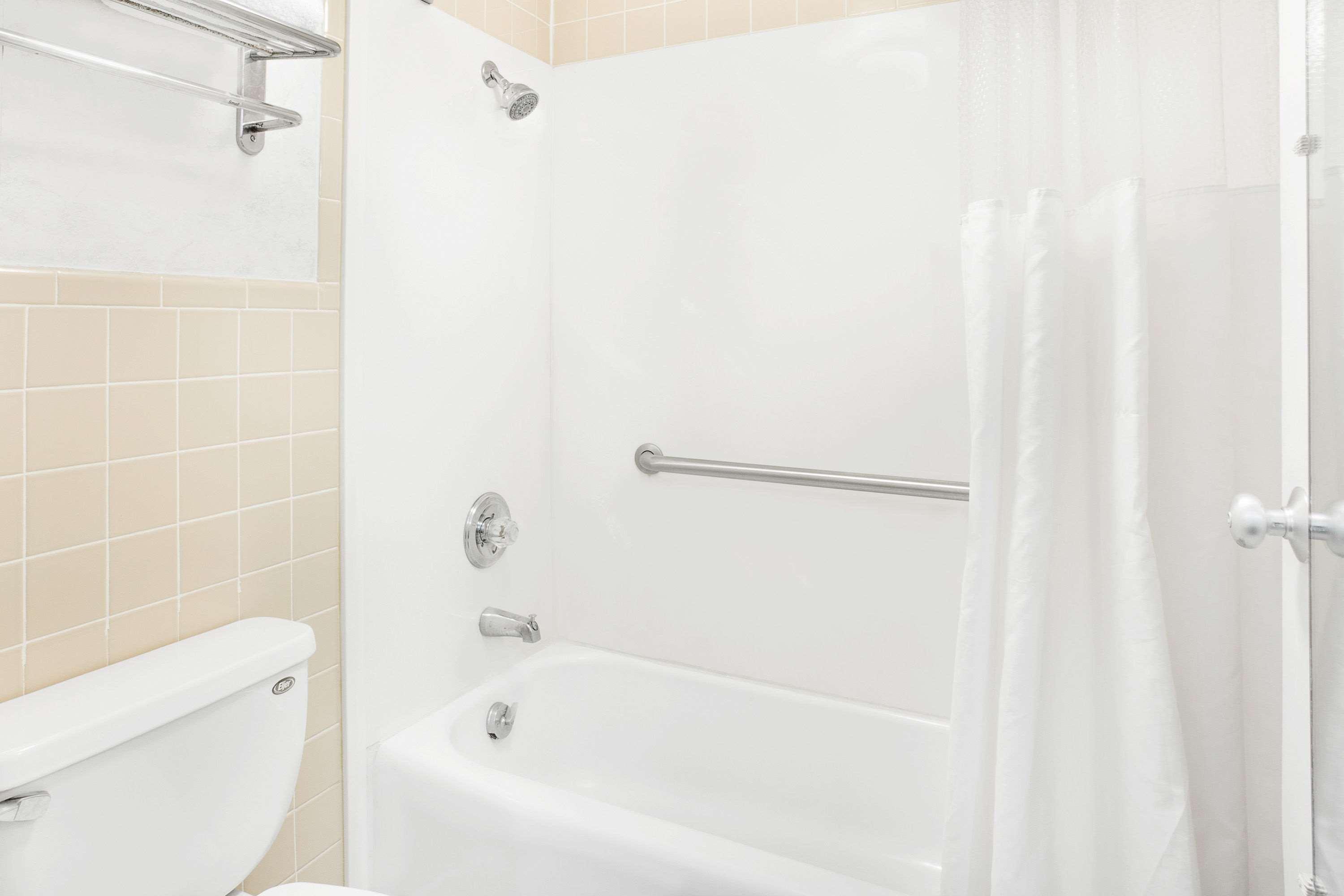 Howard Johnson By Wyndham Staunton Bagian luar foto