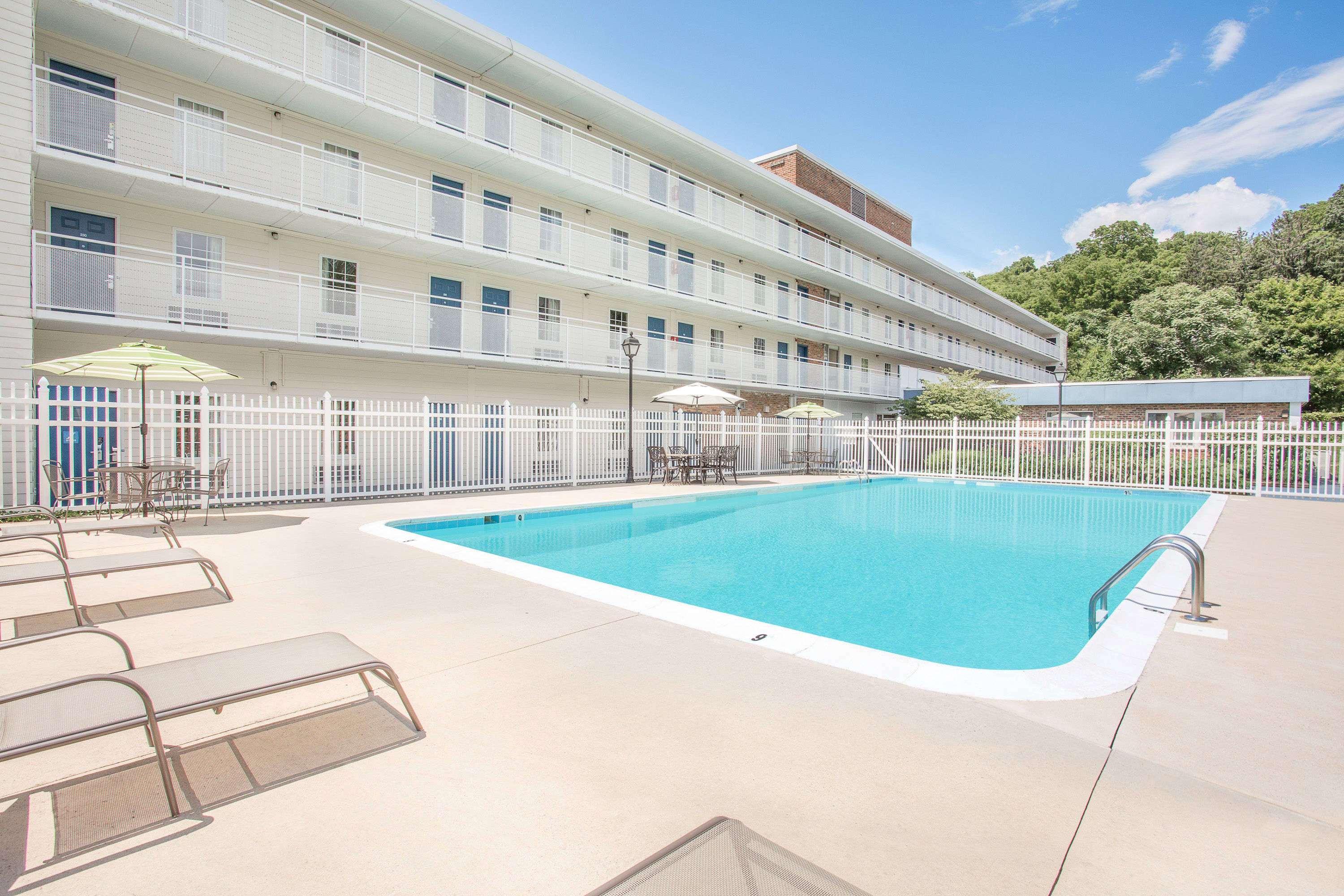 Howard Johnson By Wyndham Staunton Bagian luar foto