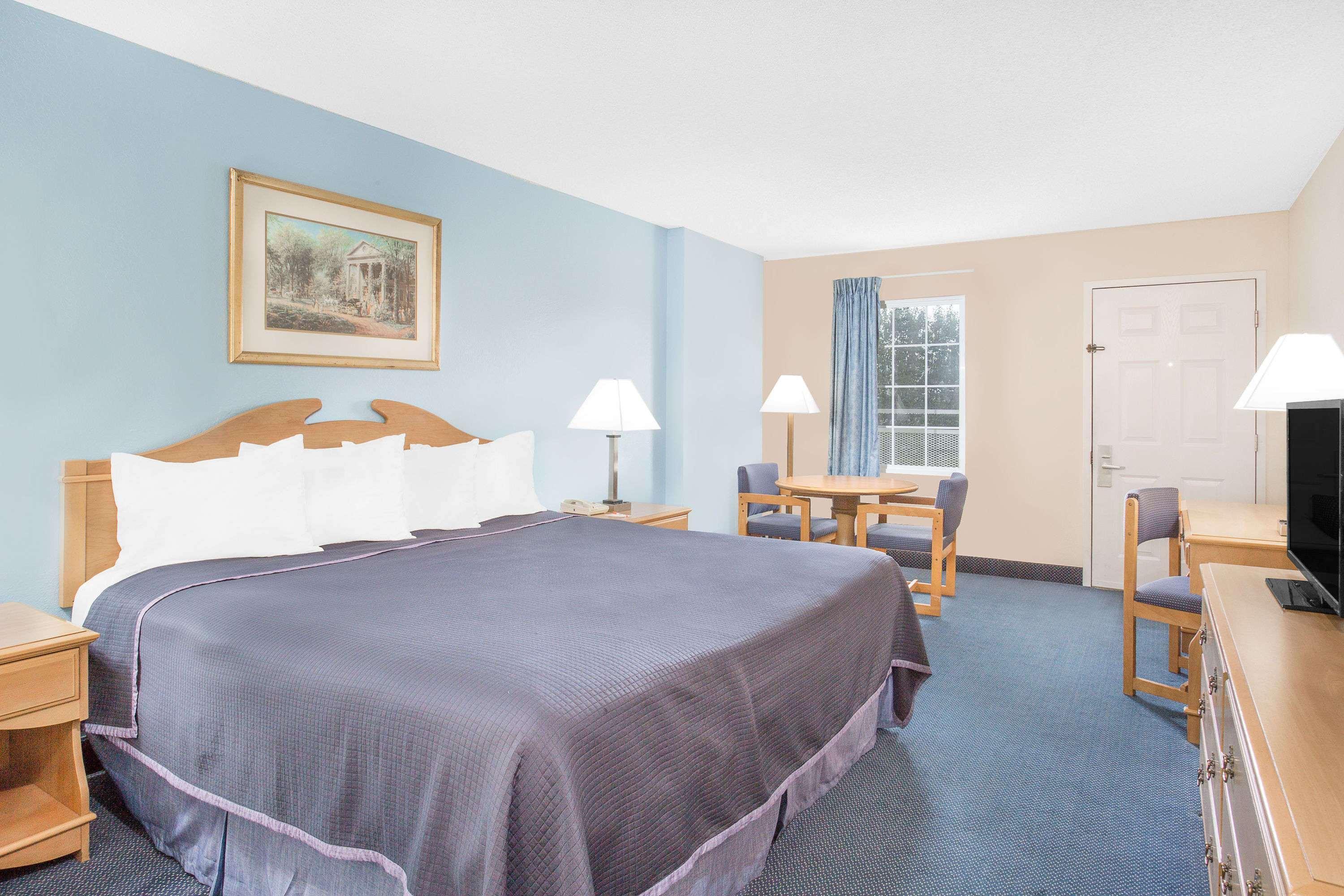 Howard Johnson By Wyndham Staunton Bagian luar foto