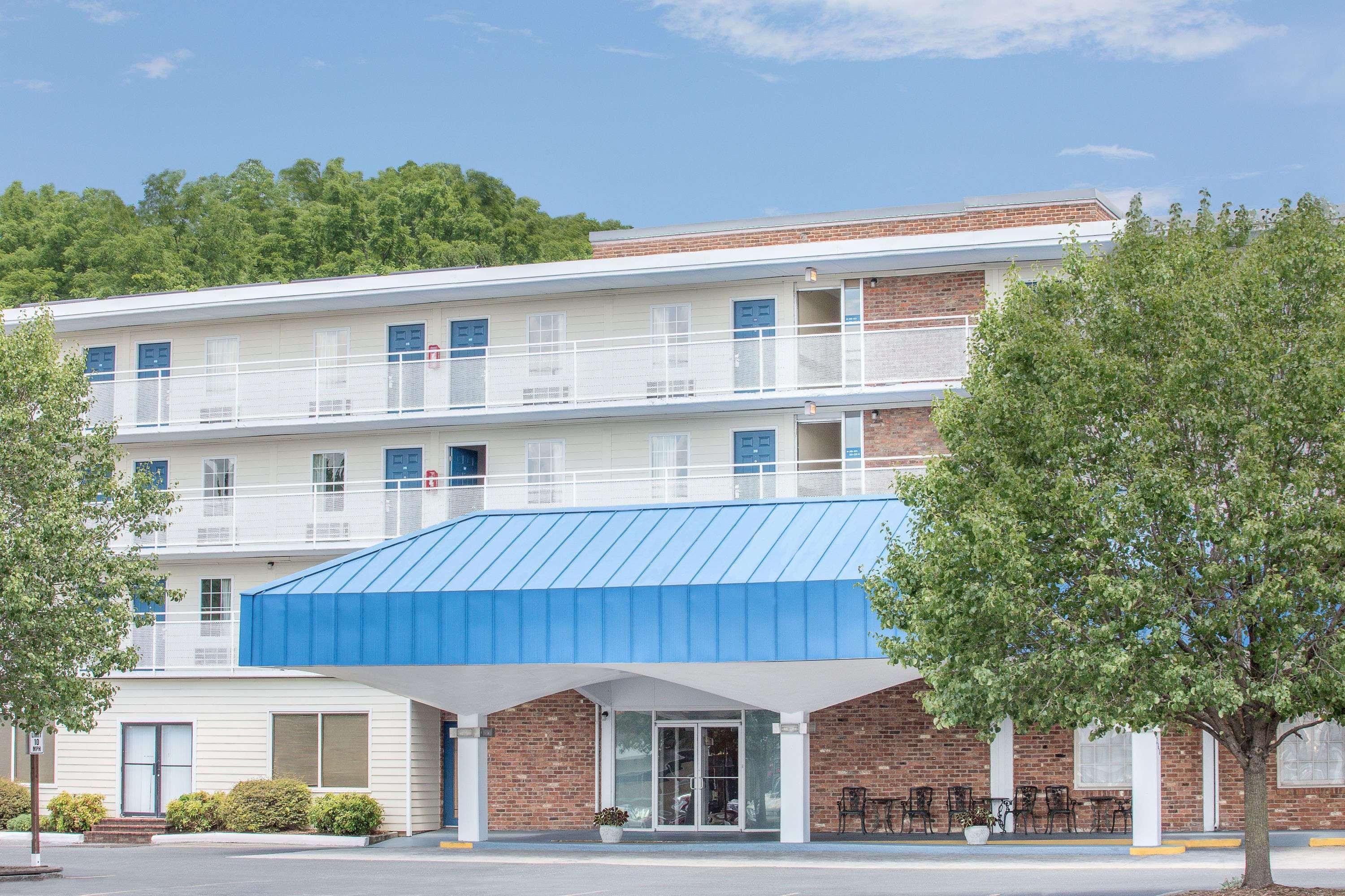 Howard Johnson By Wyndham Staunton Bagian luar foto