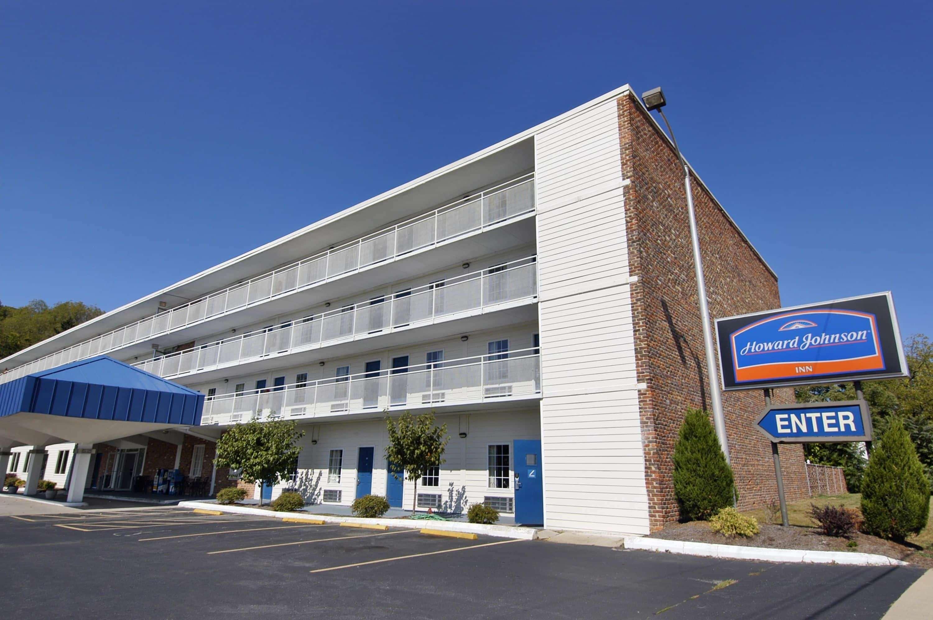 Howard Johnson By Wyndham Staunton Bagian luar foto