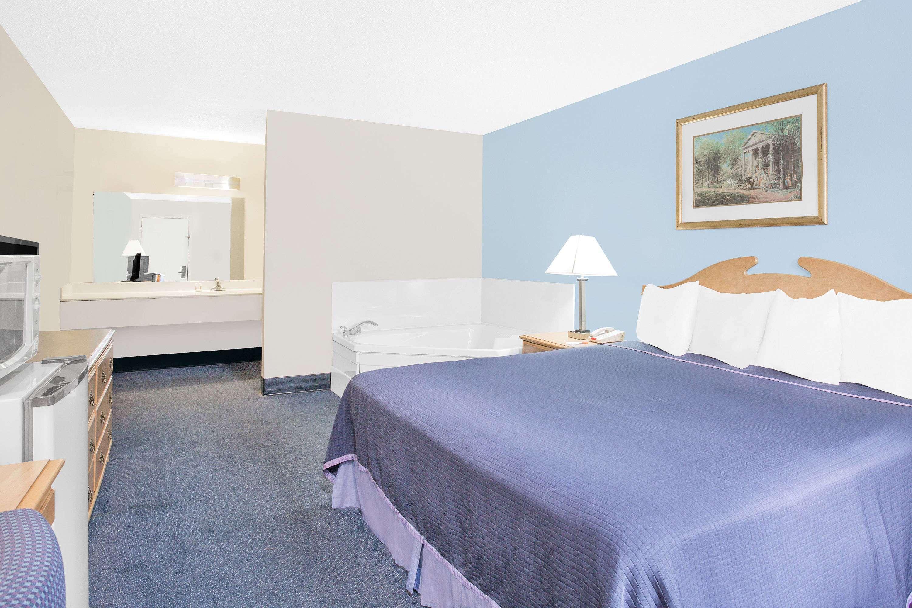 Howard Johnson By Wyndham Staunton Bagian luar foto