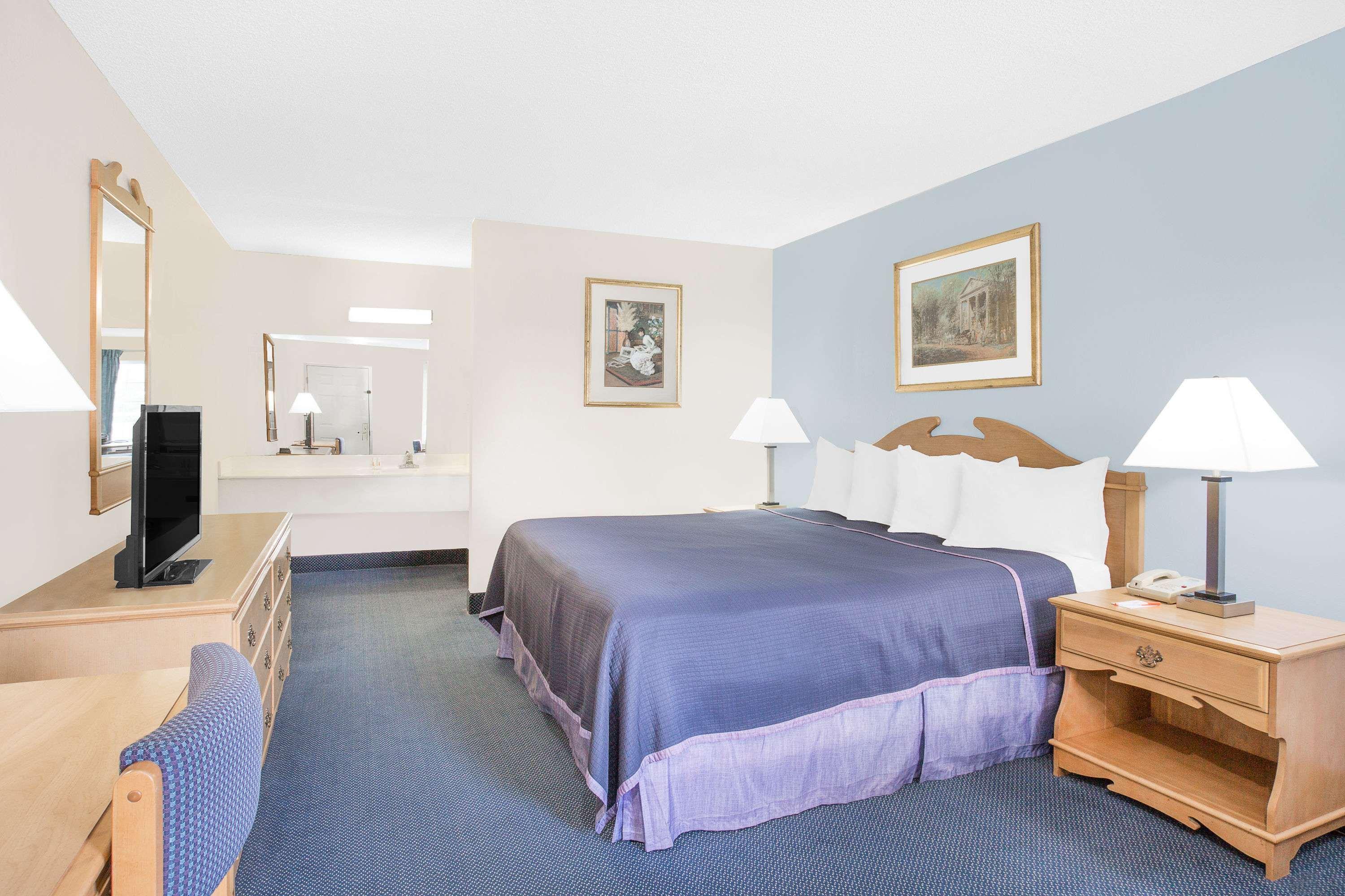 Howard Johnson By Wyndham Staunton Bagian luar foto