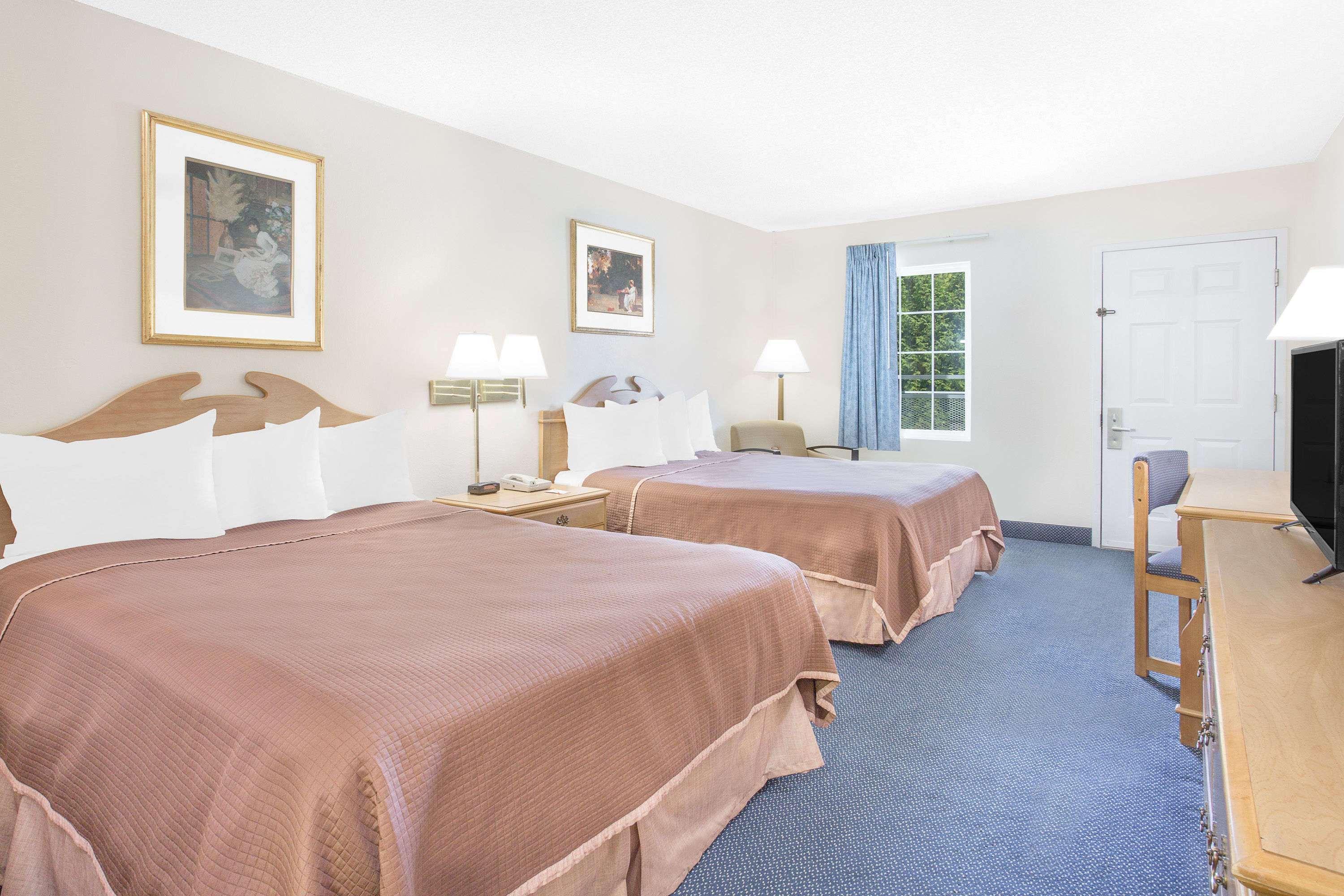 Howard Johnson By Wyndham Staunton Bagian luar foto