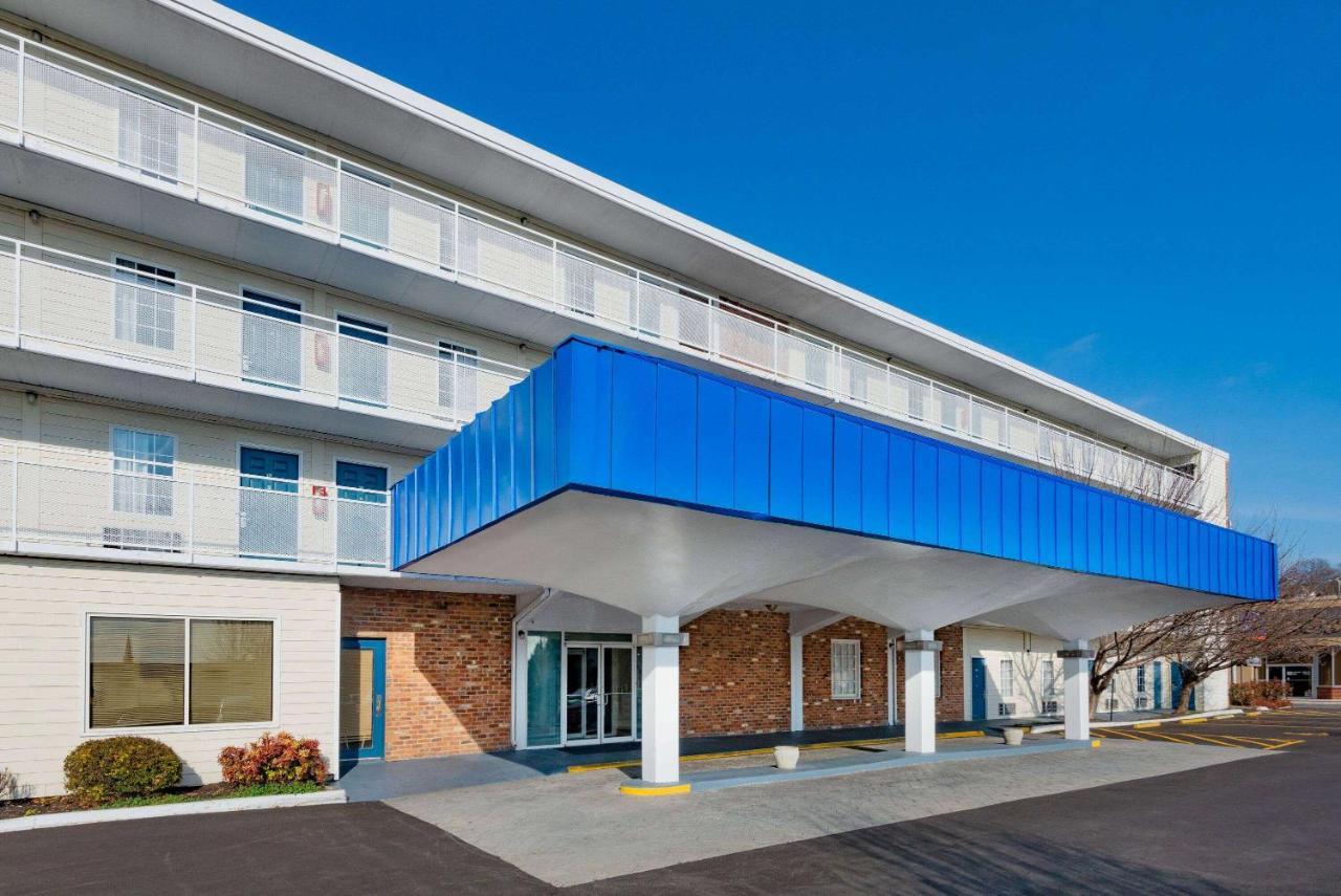 Howard Johnson By Wyndham Staunton Bagian luar foto