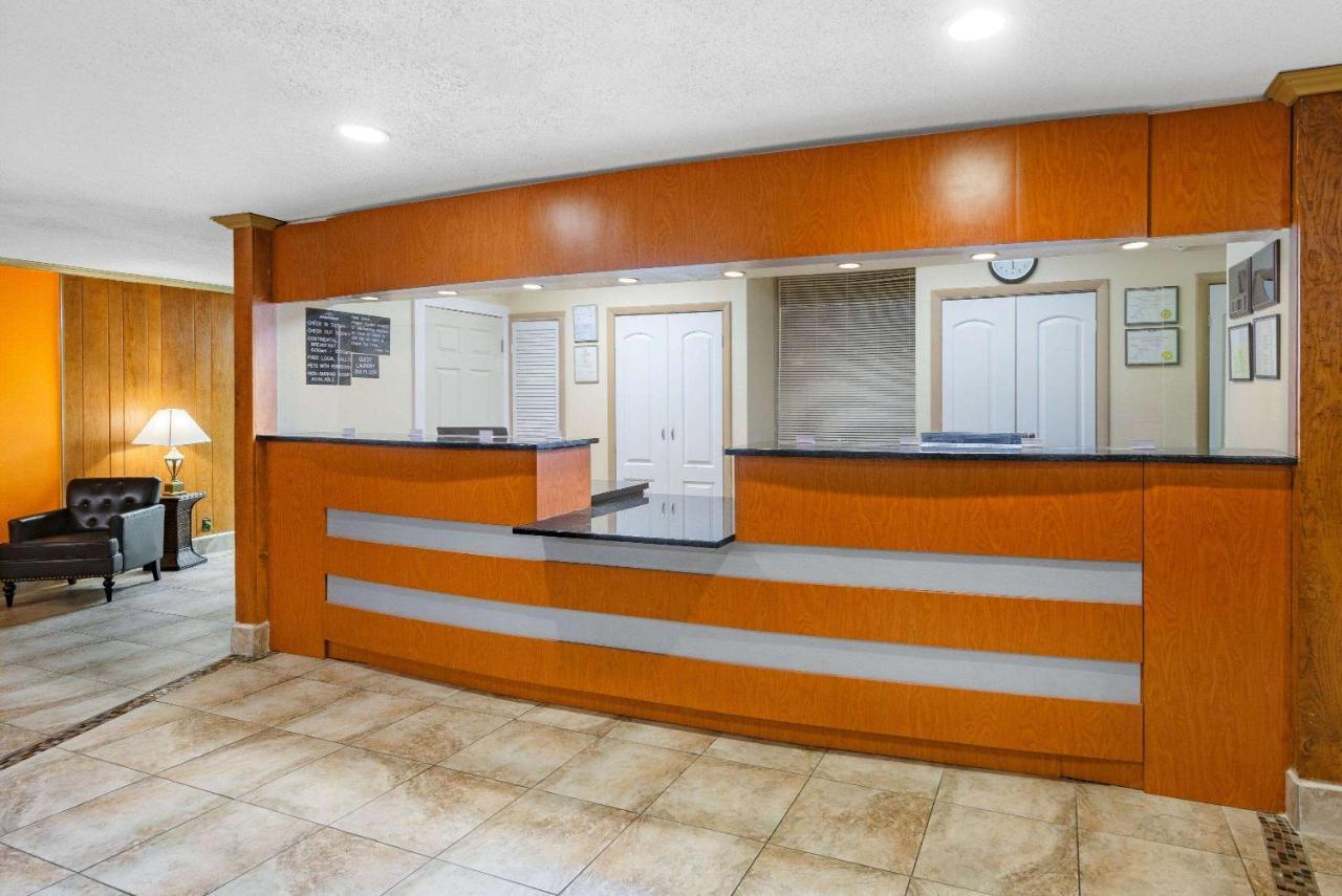 Howard Johnson By Wyndham Staunton Bagian luar foto