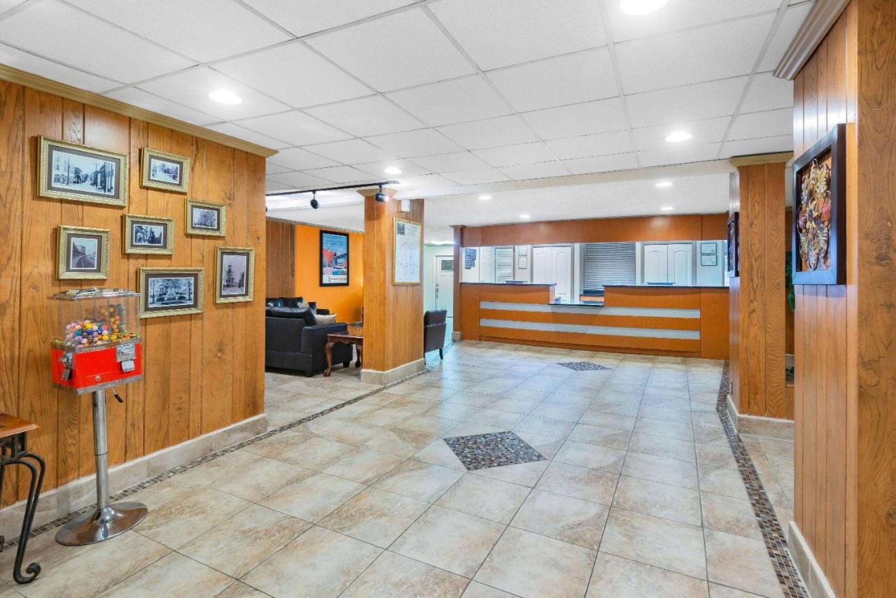 Howard Johnson By Wyndham Staunton Bagian luar foto