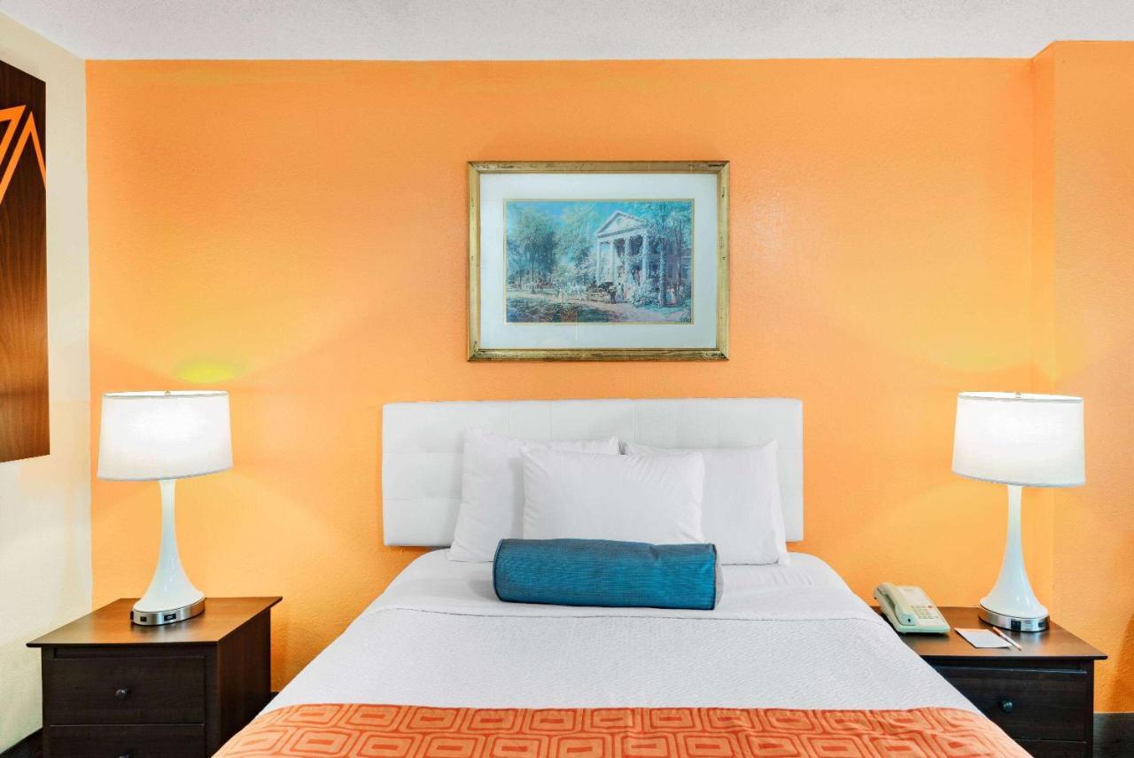 Howard Johnson By Wyndham Staunton Bagian luar foto