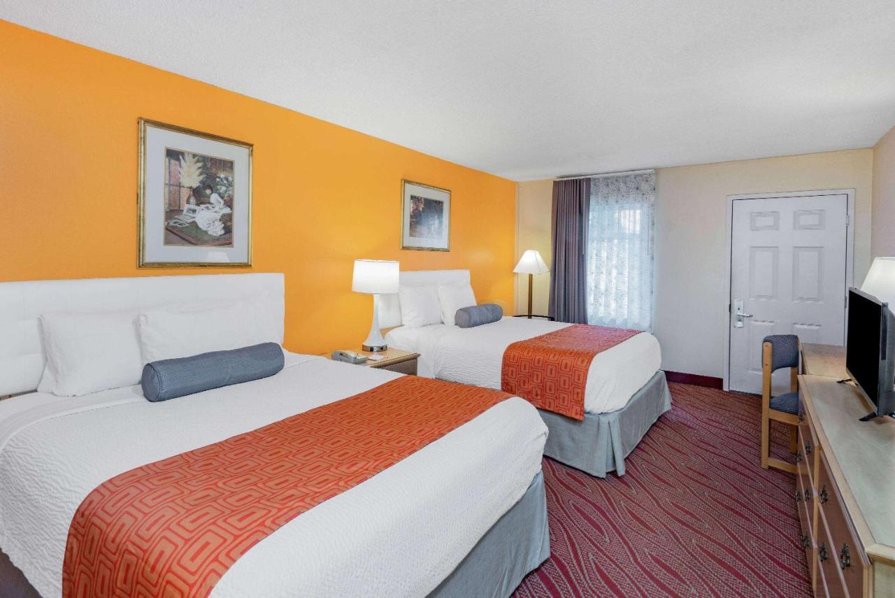 Howard Johnson By Wyndham Staunton Bagian luar foto