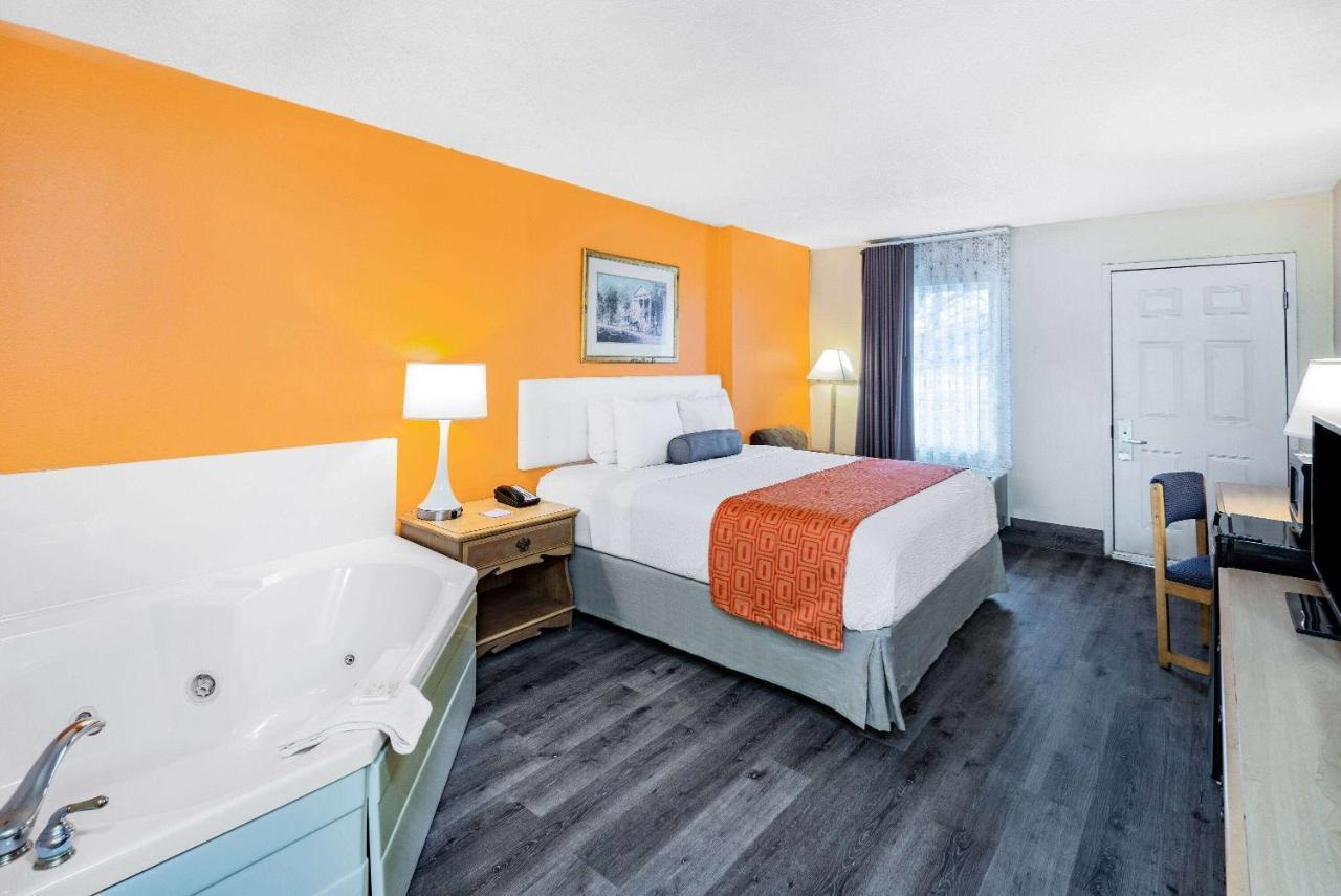 Howard Johnson By Wyndham Staunton Bagian luar foto