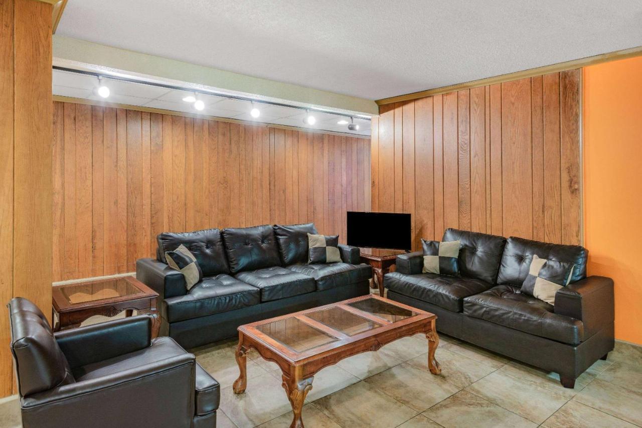 Howard Johnson By Wyndham Staunton Bagian luar foto