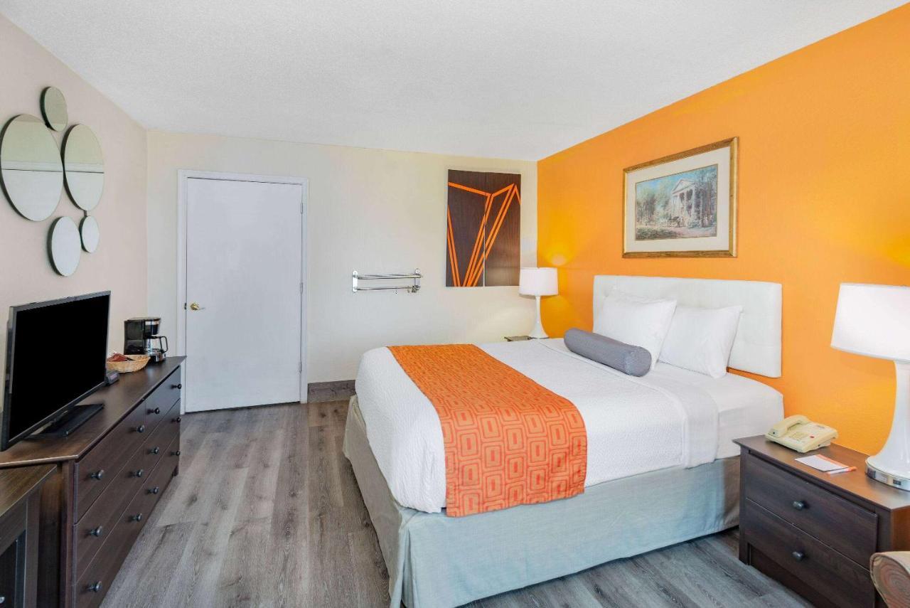 Howard Johnson By Wyndham Staunton Bagian luar foto