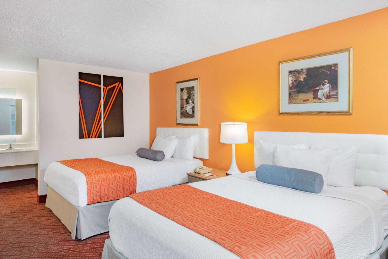 Howard Johnson By Wyndham Staunton Bagian luar foto