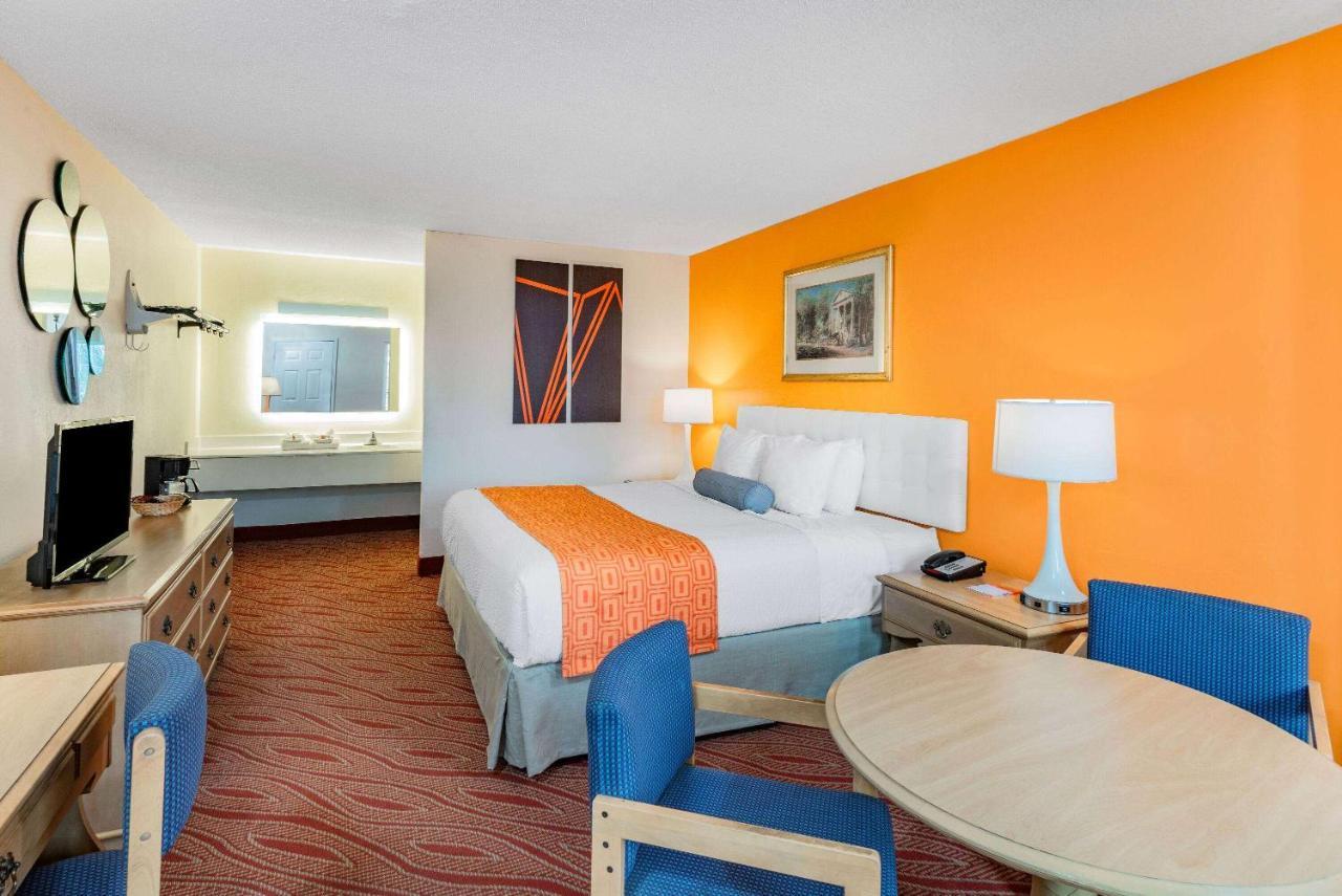 Howard Johnson By Wyndham Staunton Bagian luar foto