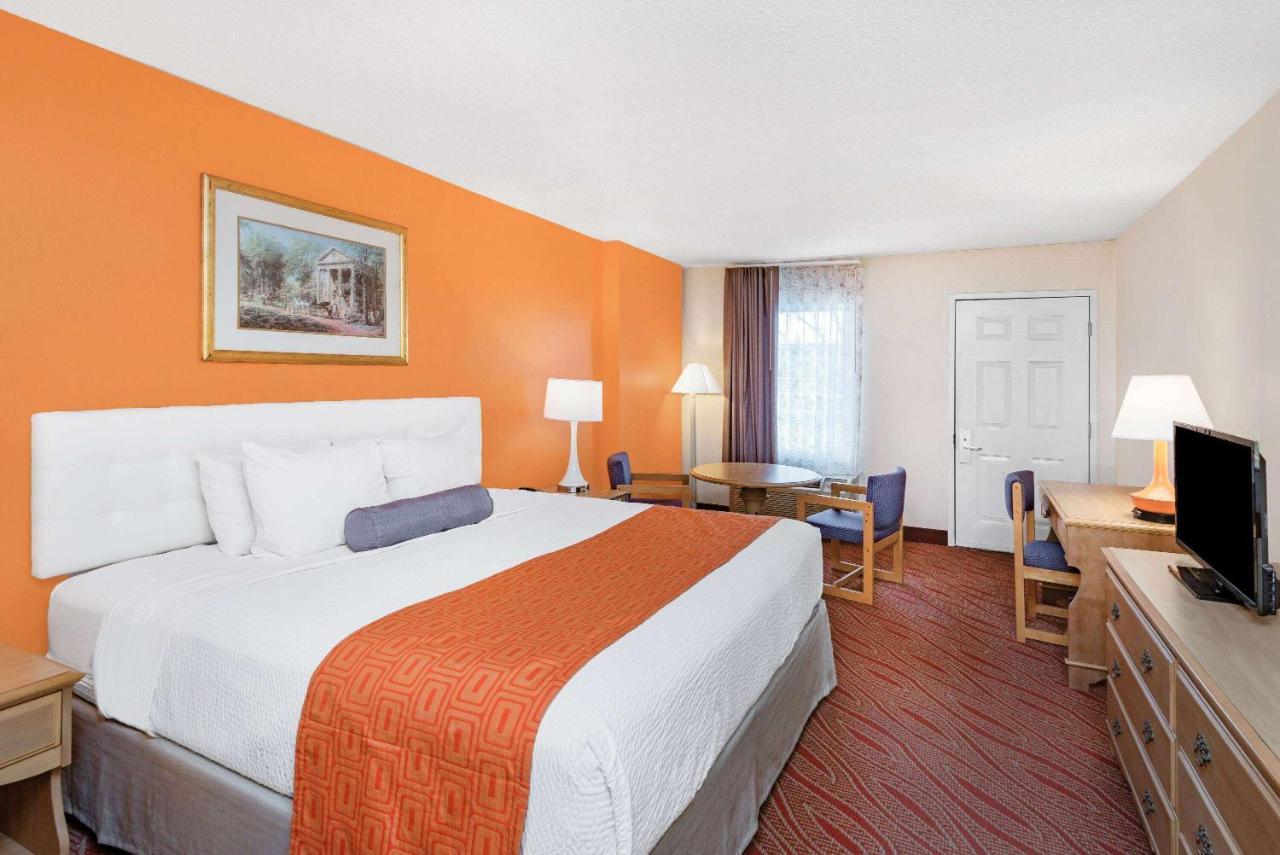 Howard Johnson By Wyndham Staunton Bagian luar foto