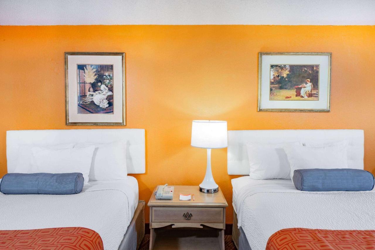 Howard Johnson By Wyndham Staunton Bagian luar foto