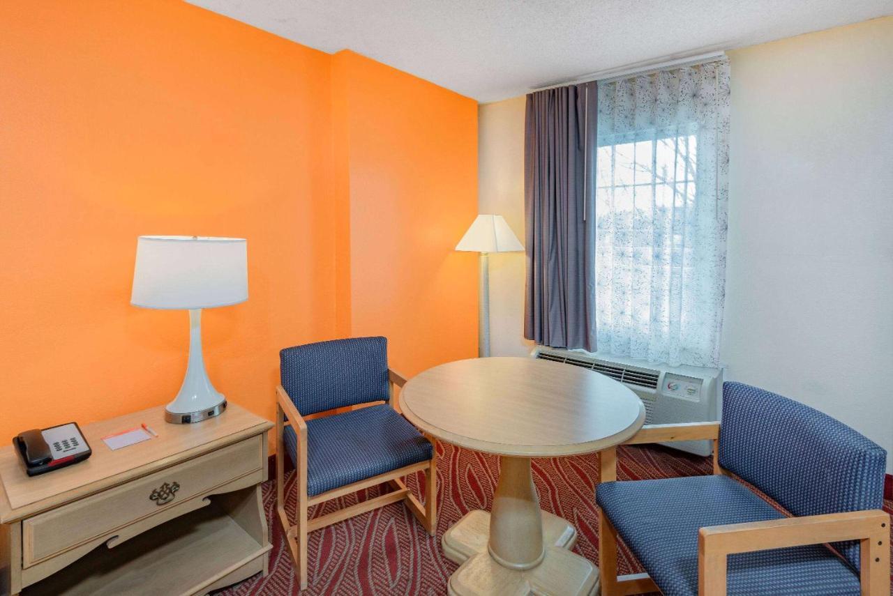 Howard Johnson By Wyndham Staunton Bagian luar foto