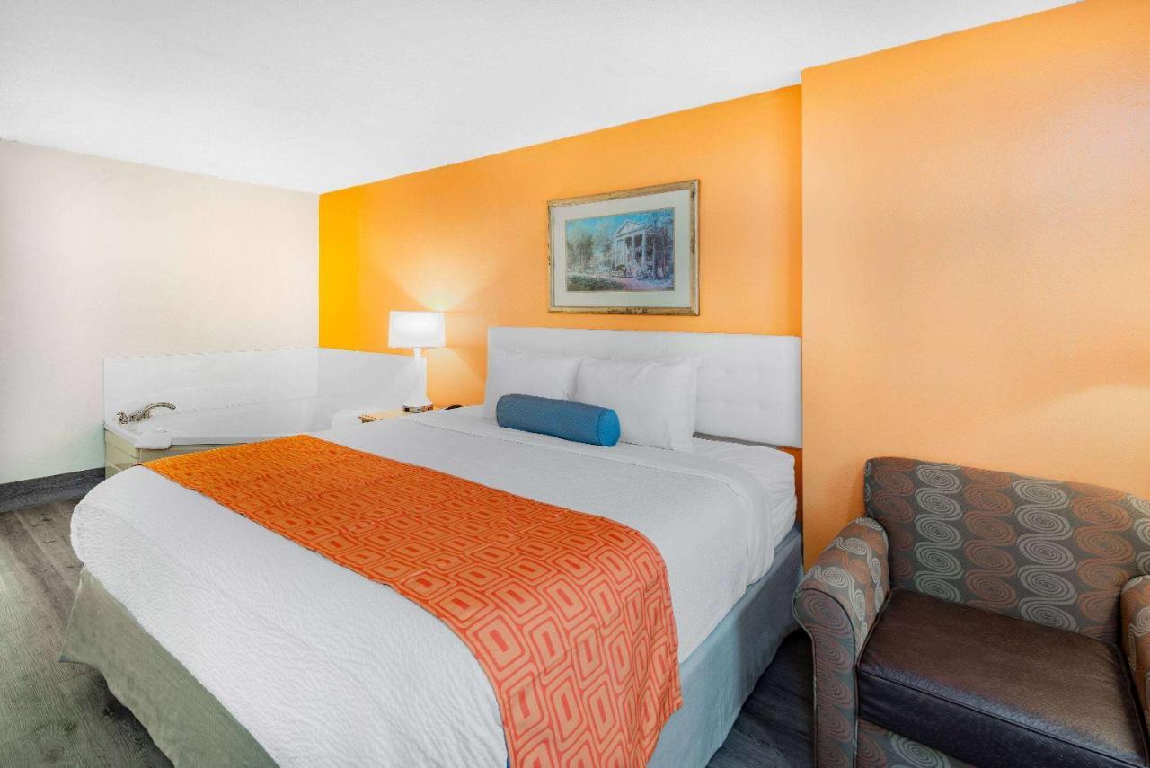Howard Johnson By Wyndham Staunton Bagian luar foto