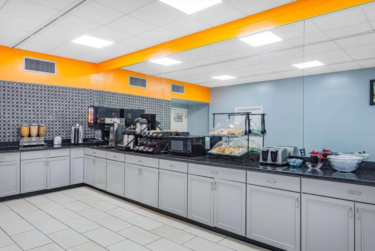 Howard Johnson By Wyndham Staunton Bagian luar foto
