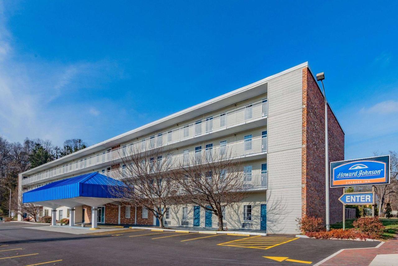 Howard Johnson By Wyndham Staunton Bagian luar foto
