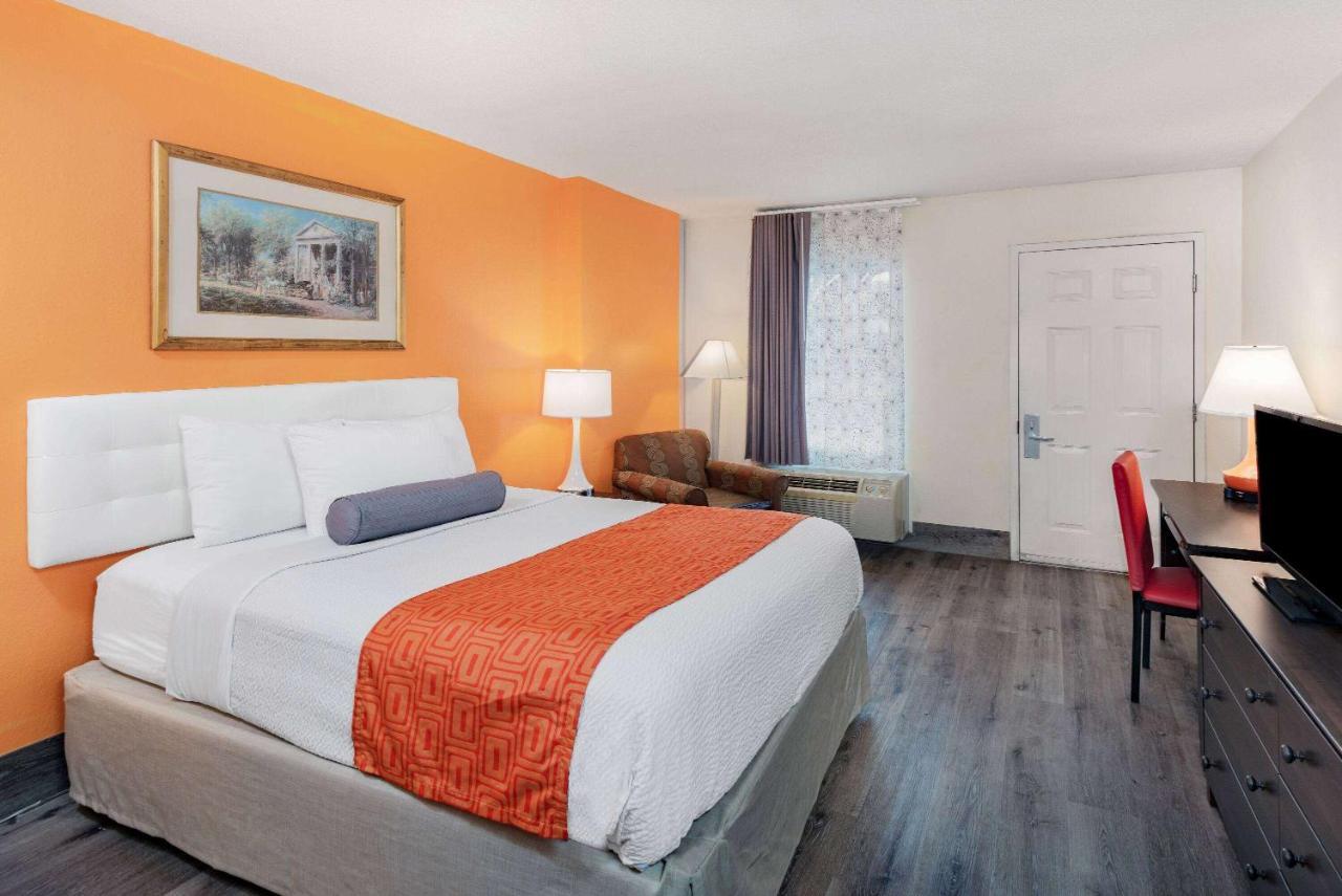 Howard Johnson By Wyndham Staunton Bagian luar foto