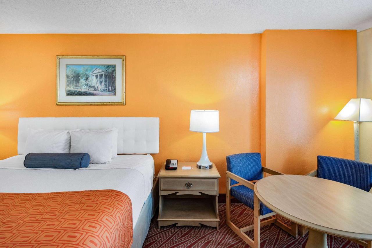 Howard Johnson By Wyndham Staunton Bagian luar foto