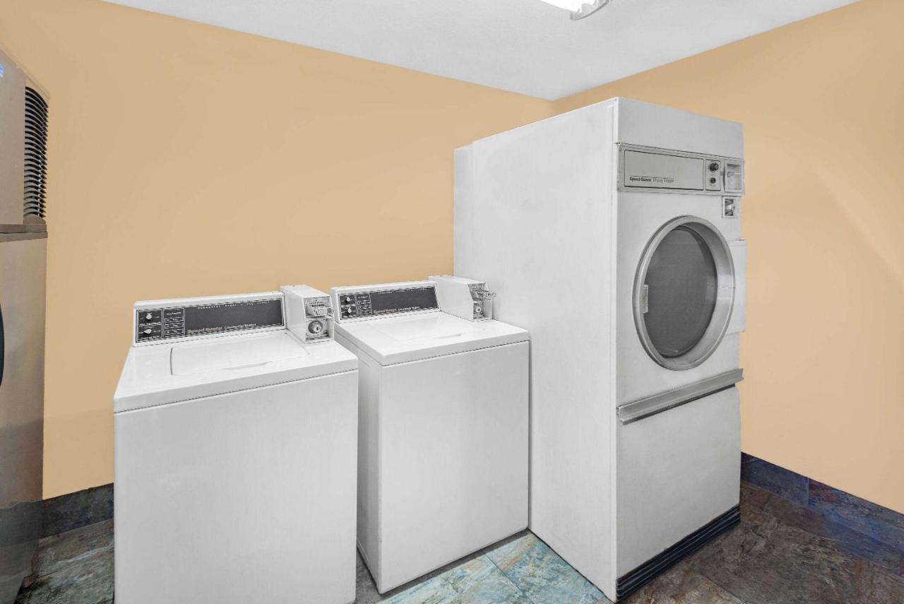 Howard Johnson By Wyndham Staunton Bagian luar foto