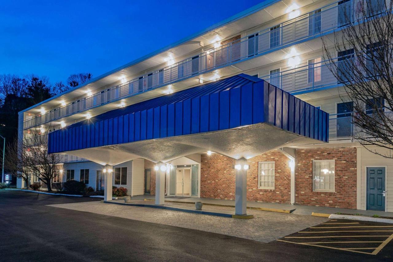 Howard Johnson By Wyndham Staunton Bagian luar foto